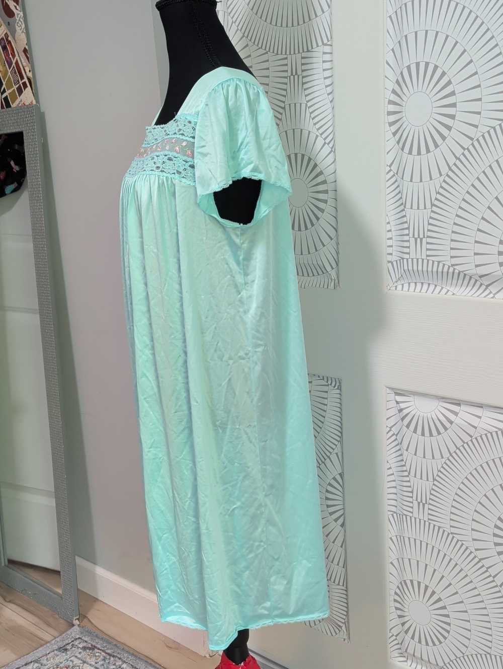Vintage Women's Satin Nightgown - Picture 4 of 7
